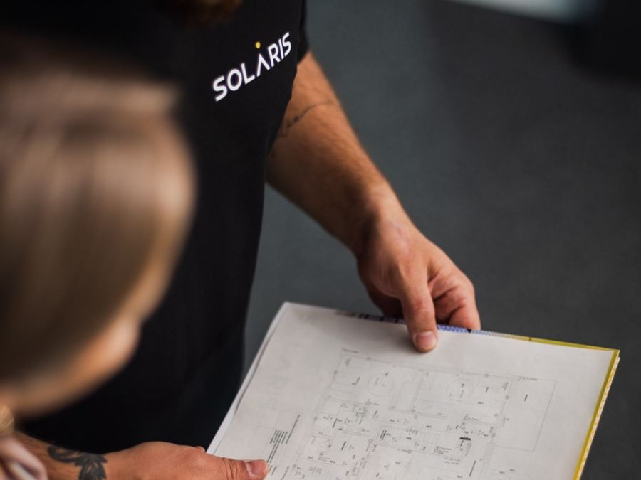 Solaris-Mitarbeiter bespricht den Anlagenplan gemeinsam mit einer Kundin